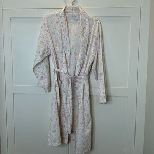 Vanity Fair Light weight floral robe size large